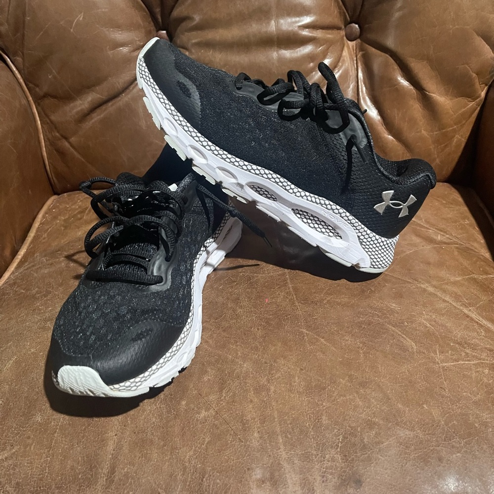 Women’s sz 8 Under Armour running shoe